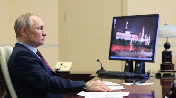 Президент России Владимир Путин проводит в режиме видеоконференции очередное совещание с членами правительства