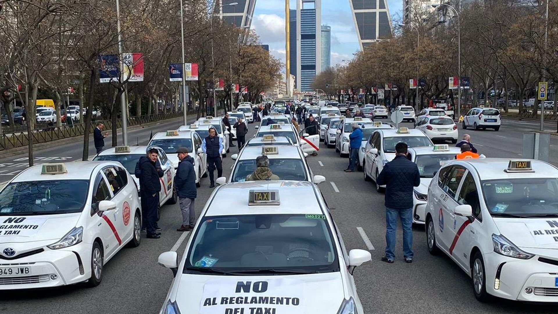 Водители такси заблокировали площадь Кастилии в центре столицы Испании в рамках акции протеста против регионального правительства - РИА Новости, 1920, 15.02.2023
