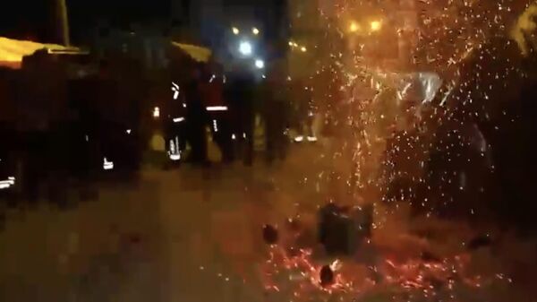 Кадр видео возникновения пожара во время общения министра здравоохранения Турции Фахреттина Коджи с медиками в зоне землетрясения