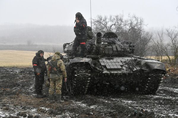 Военнослужащие возле танка Т-72 вооруженных сил РФ в южном секторе специальной военной операции