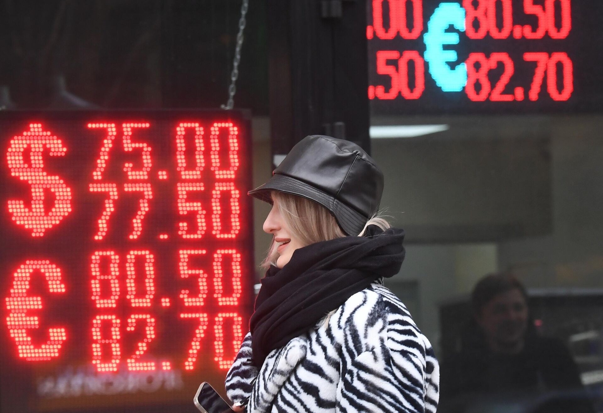 Девушка проходит мимо пункта обмена валют в Москве - РИА Новости, 1920, 21.03.2023