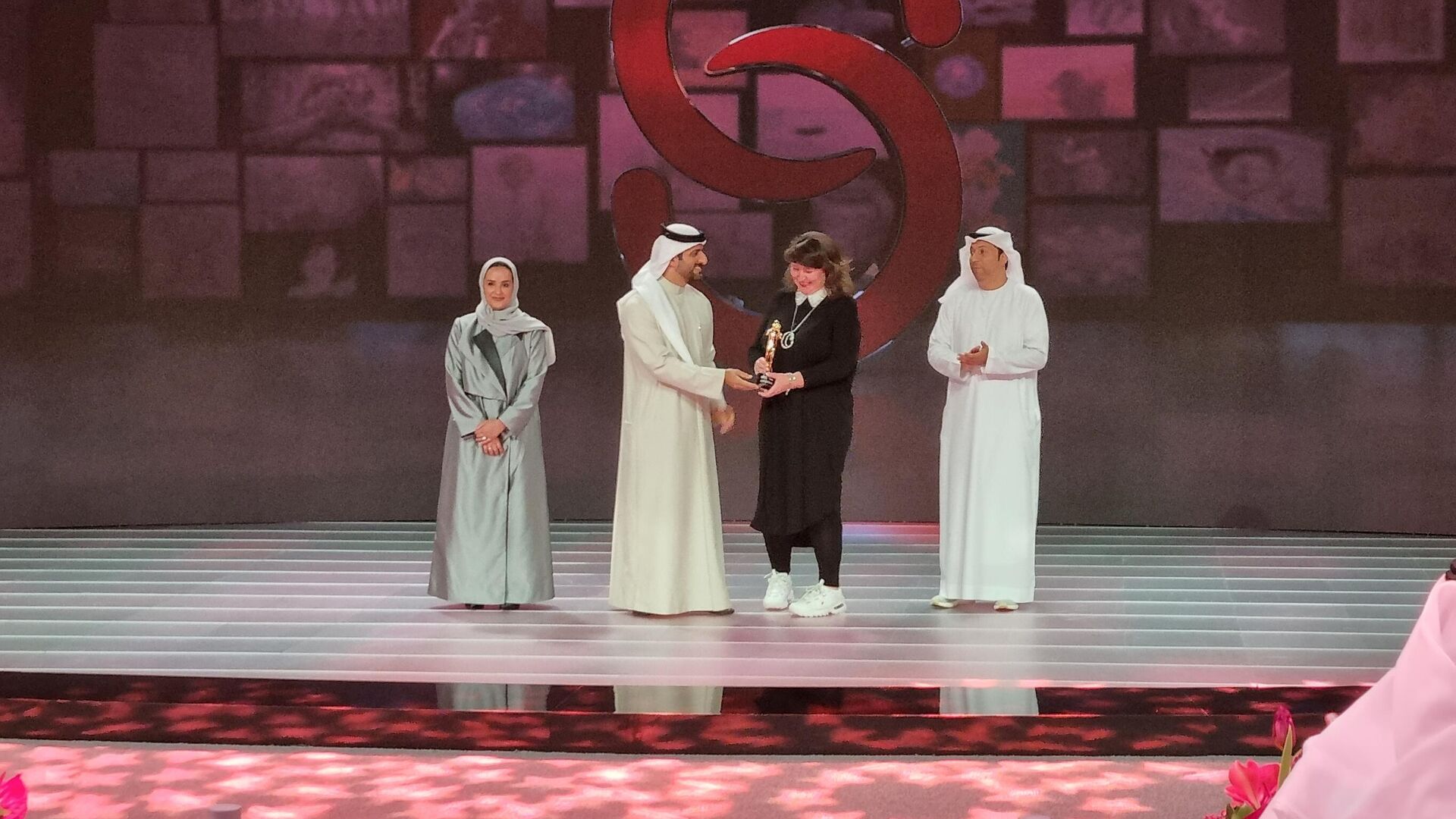 Presenting a commemorative award to Oksana Oleinik, curator of the Stenin competition, at the closing ceremony of Xposure, the international photography festival in Sharjah - RIA Novosti, 1920, 16.02.2023