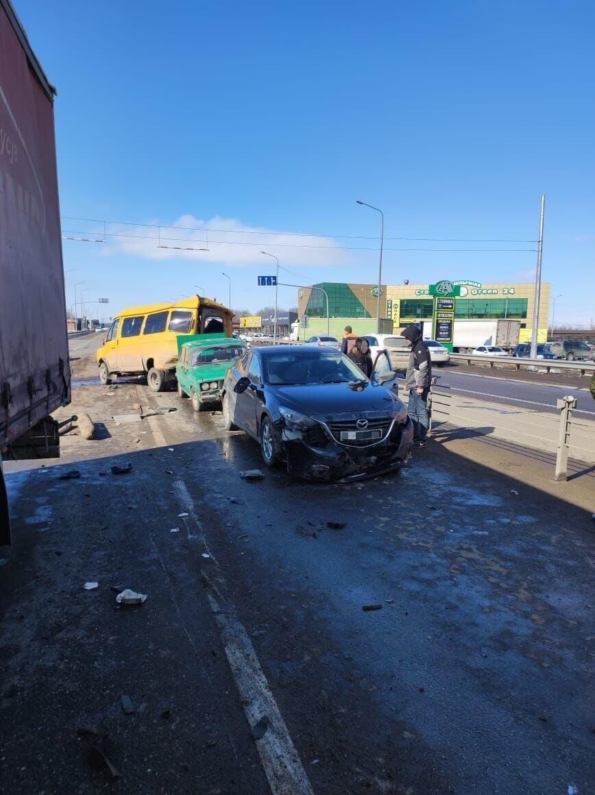 Массовое ДТП на автодороге Кавказ с участием грузового транспортного средства и 15 единиц автомобилей - РИА Новости, 1920, 16.02.2023