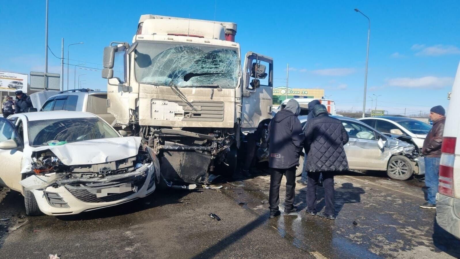 Массовое ДТП на автодороге Кавказ с участием грузового транспортного средства и 15 единиц автомобилей - РИА Новости, 1920, 16.02.2023