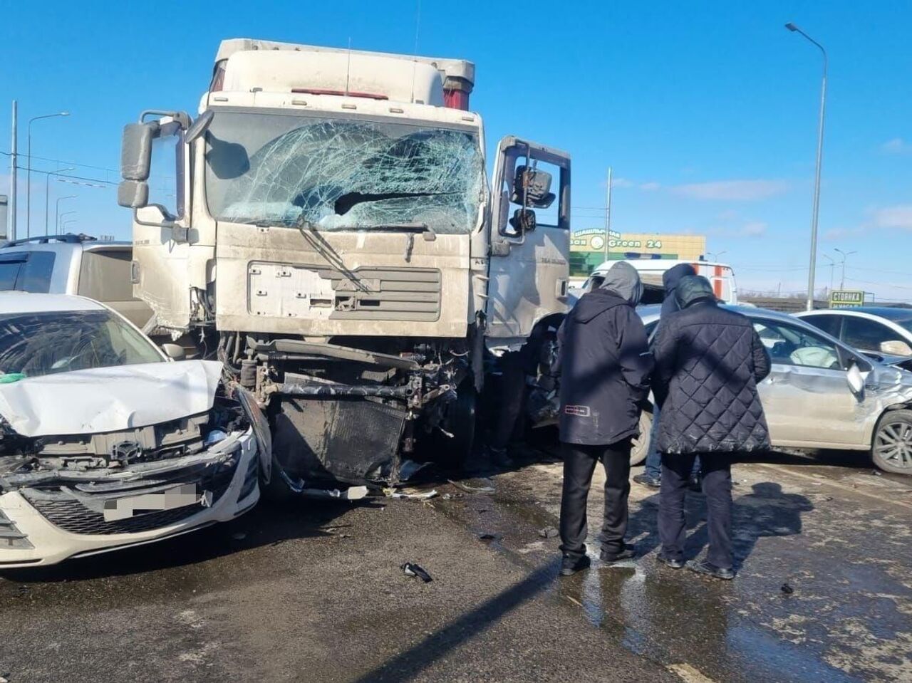 На Ставрополье грузовик устроил массовое ДТП после отказа тормозов - РИА  Новости, 16.02.2023