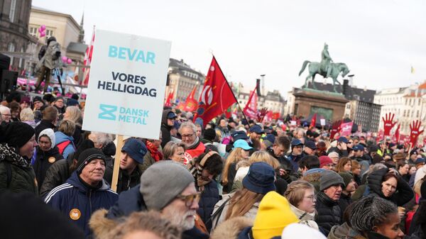 Протестующие на площади Кристиансборг перед датским парламентом в Копенгагене во время демонстрации против отмены государственных праздников для финансирования оборонного бюджета Дании