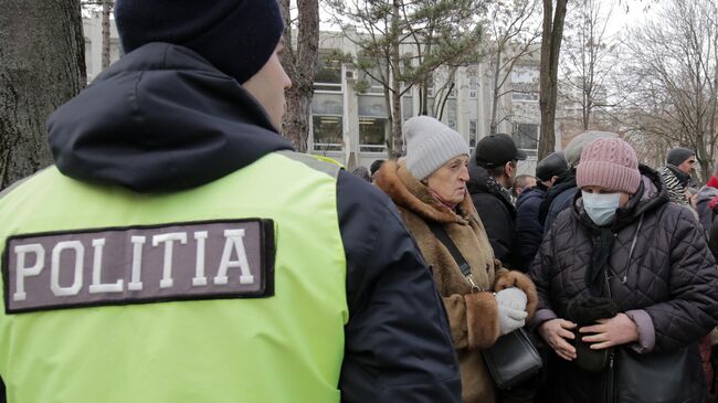 Участницы акции протеста оппозиции против роста тарифов на электроэнергию и роста цен у здания парламента Молдавии в Кишиневе