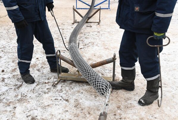 Рабочие надевают проволочный чулок перед монтажом кабеля в рамках реконструкции ТЭЦ Елоховская