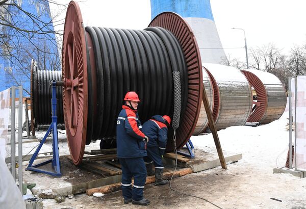 Рабочие перед монтажом кабеля в рамках реконструкции ТЭЦ Елоховская