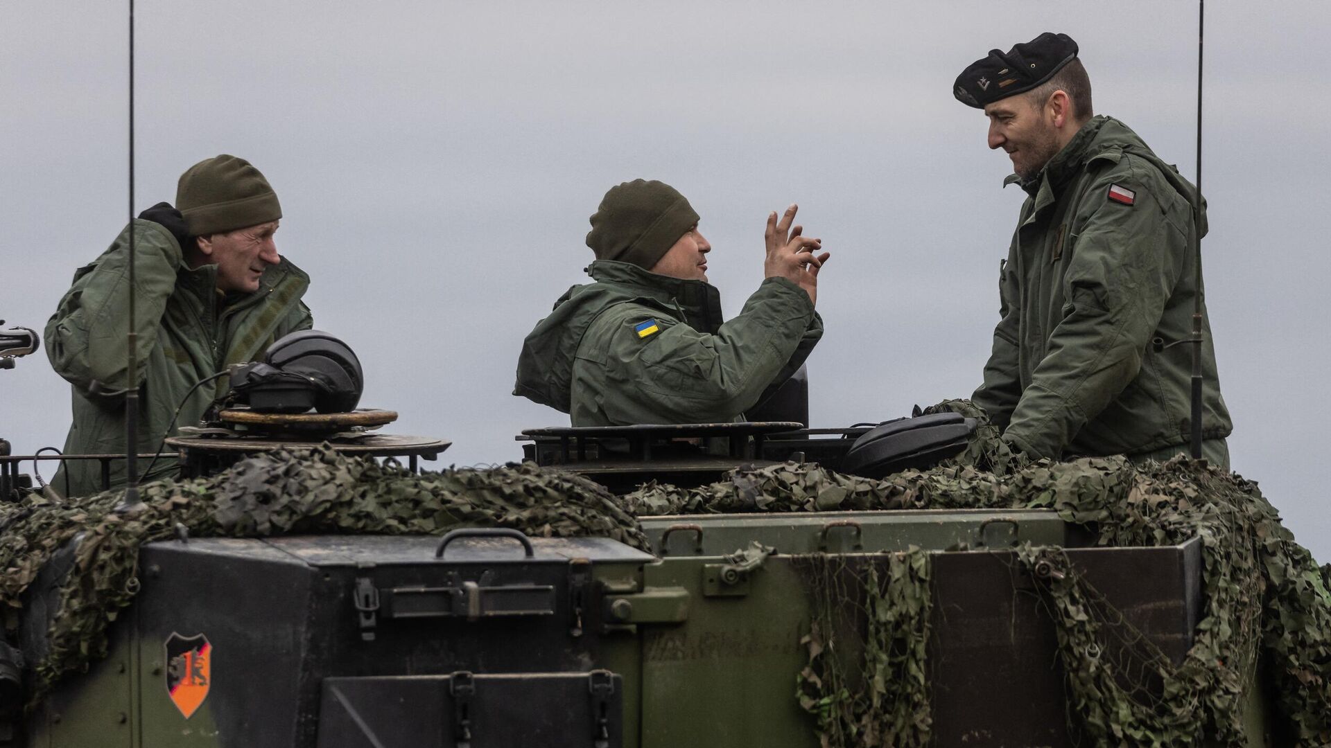 Польские и украинские военнослужащие на танке Leopard 2 во время учений на западе Польши - РИА Новости, 1920, 17.02.2023