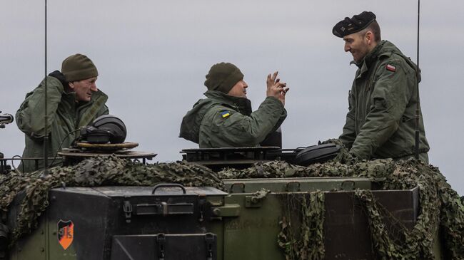 Польские и украинские военнослужащие на танке Leopard 2 во время учений на западе Польши