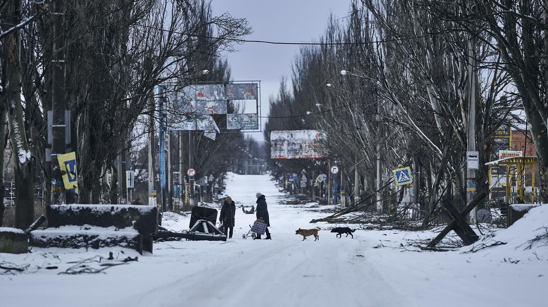Местные жители на улице в Артемовске - РИА Новости, 1920, 01.03.2023