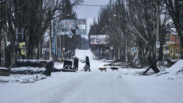 Местные жители на улице в Артемовске
