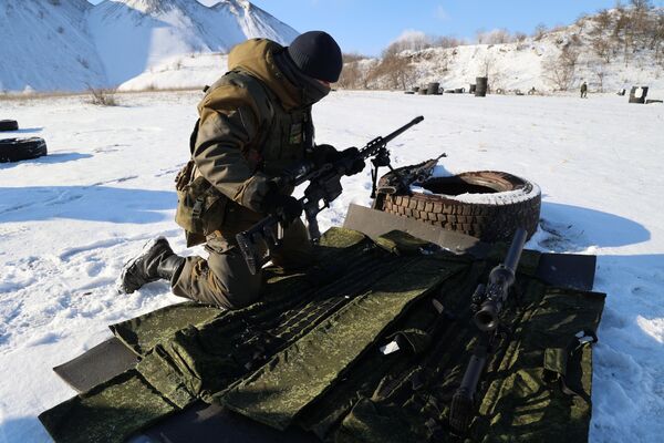Снайпер батальона Эспаньола на учениях на одном из полигонов ДНР