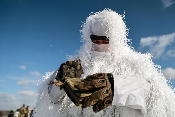 Снайпер батальона Эспаньола в камуфляже на учениях на одном из полигонов ДНР