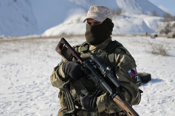 Снайпер батальона Эспаньола с винтовкой Драгунова во время учений на одном из полигонов ДНР