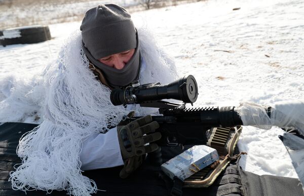 Снайпер батальона Эспаньола с классической, модульной и мультикалиберной винтовкой для широкого спектра задач DVL-10 Урбана компании Lobaev Arms во время учений на одном из полигонов ДНР