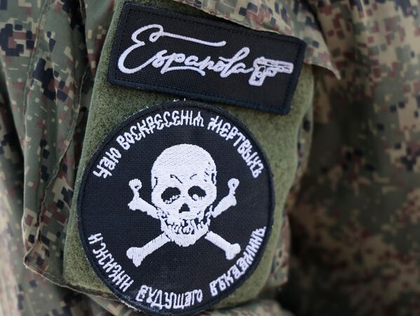 Шеврон батальона Эспаньола на форме снайпера на одном из полигонов ДНР