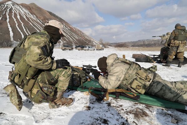 Учения снайперов батальона Эспаньола на одном из полигонов ДНР. Снайперы начали осваивать новые российские снайперские винтовки Лобаева.