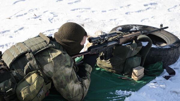 Российский снайпер с винтовкой Драгунова во время учений на одном из полигонов в ДНР. Архивное фото