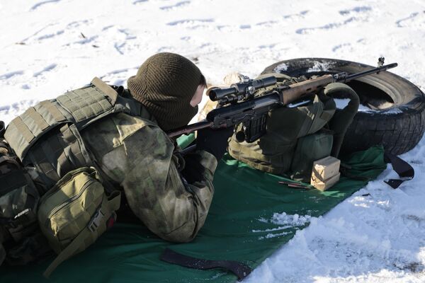 Снайпер батальона Эспаньола с винтовкой Драгунова во время учений на одном из полигонов ДНР