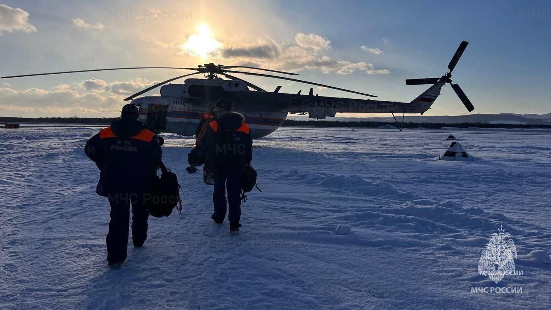 Спасатели МЧС России во время отправления на место аварийной посадки вертолета Robinson R 44 в Сахалинской области. 17 февраля 2023 - РИА Новости, 1920, 17.02.2023