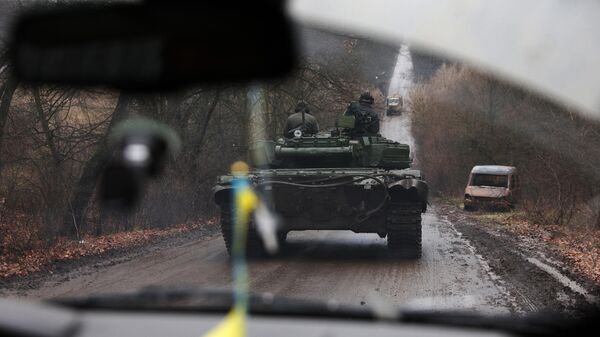 Украинские военнослужащие на танке