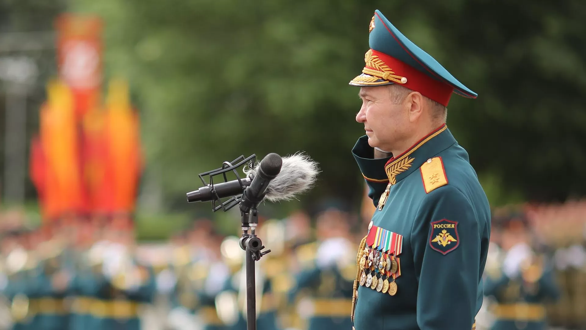 Генерал-лейтенант Андрей Мордвичев на военном параде в ознаменование 75-летия Победы в Великой Отечественной войне 1941-1945 годов в Волгограде - РИА Новости, 1920, 22.05.2025