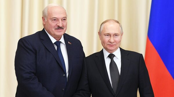 Президент РФ Владимир Путин и президент Белоруссии Александр Лукашенко (слева) во время встречи