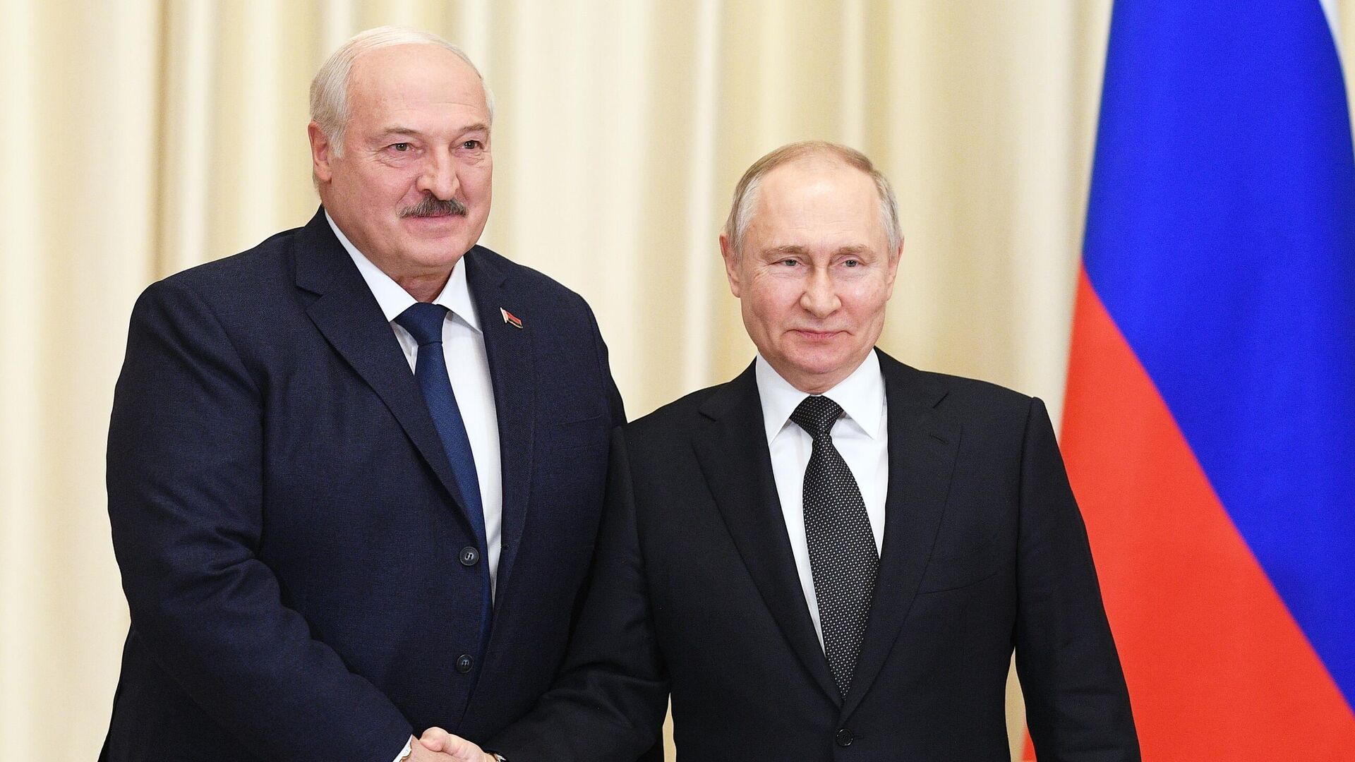 Президент РФ Владимир Путин и президент Белоруссии Александр Лукашенко (слева) во время встречи - РИА Новости, 1920, 08.06.2023