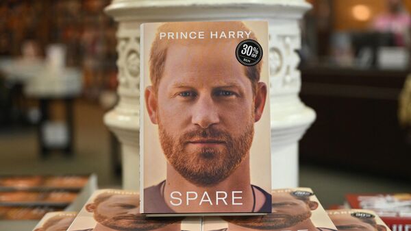 Мемуары принца Гарри под названием Spare в книжном магазине Нью-Йорка