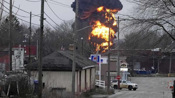 Контролируемый поджог химикатов после крушения грузового поезда в штате Огайо, США
