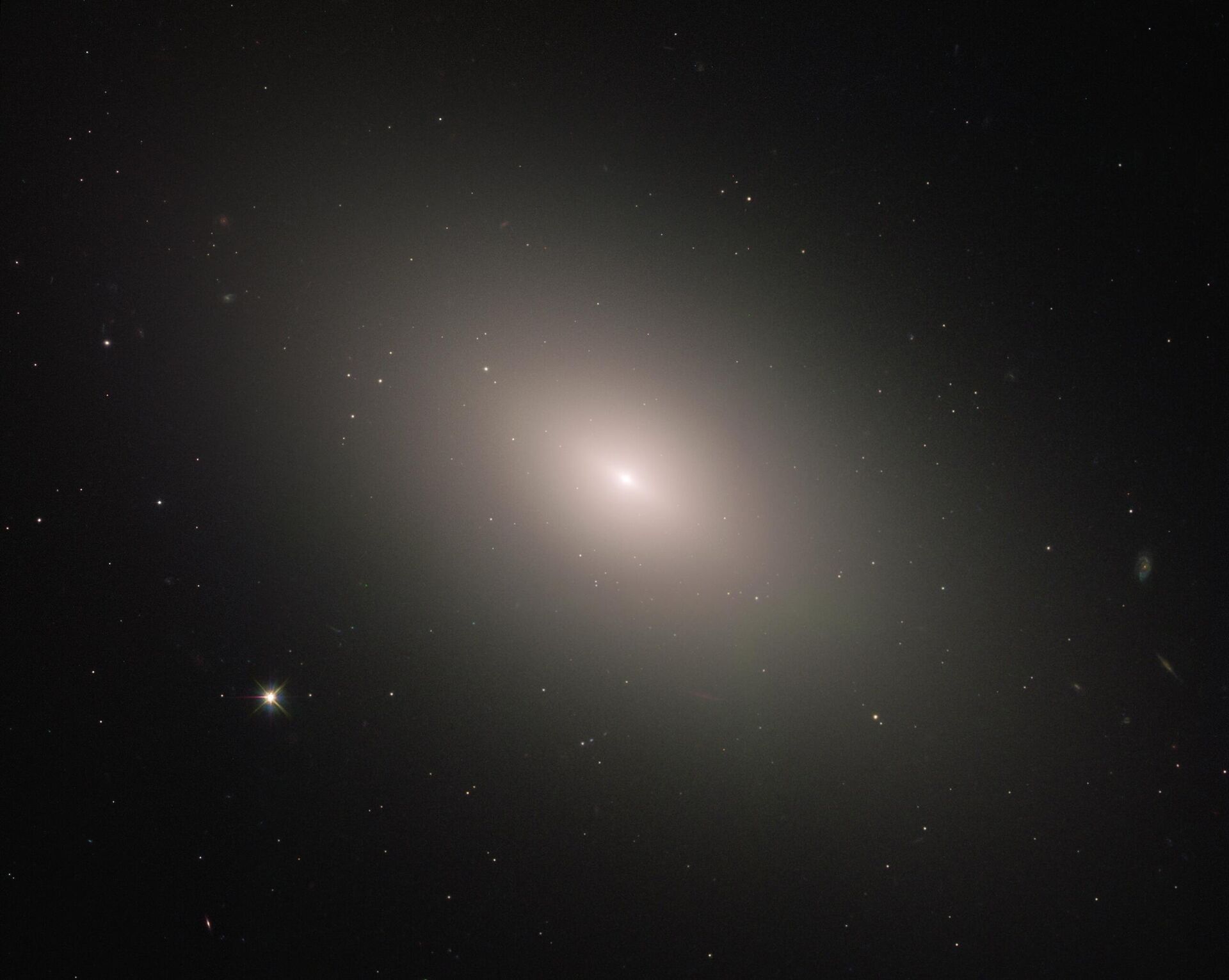 Эллиптическая галактика Messier 59. Равномерное распределение света - это миллиарды звезд - РИА Новости, 1920, 17.02.2023