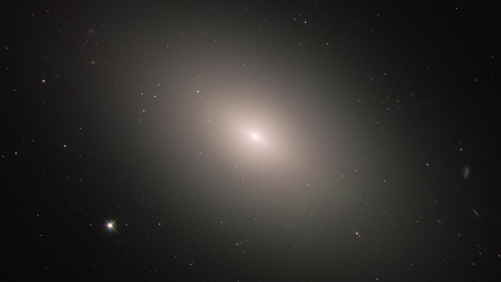 Эллиптическая галактика Messier 59. Равномерное распределение света - это миллиарды звезд - РИА Новости, 1920, 30.03.2023
