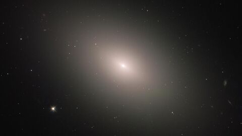 Эллиптическая галактика Messier 59. Равномерное распределение света - это миллиарды звезд