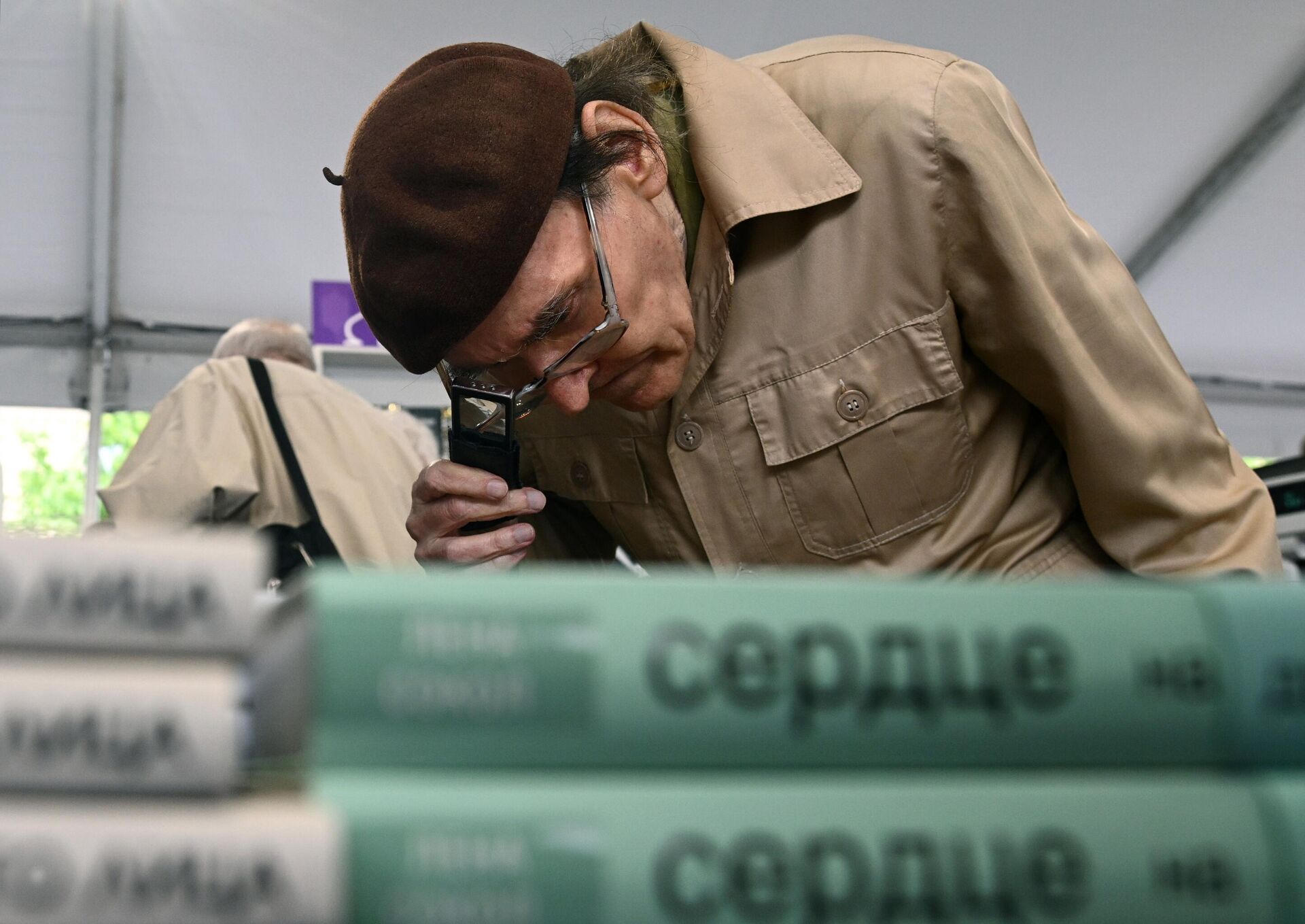 Мужчина выбирает книгу на книжном фестивале Красная площадь в Москве - РИА Новости, 1920, 17.02.2023