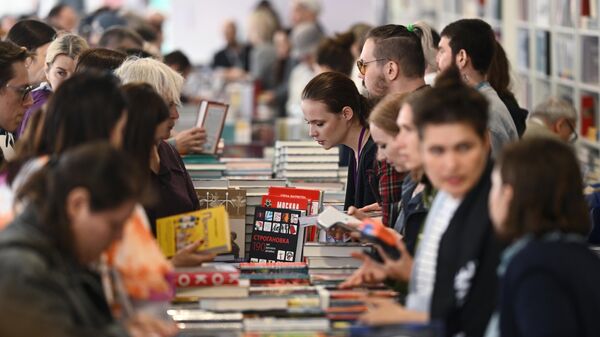 Посетители выбирают книги на книжном фестивале Красная площадь в Москве