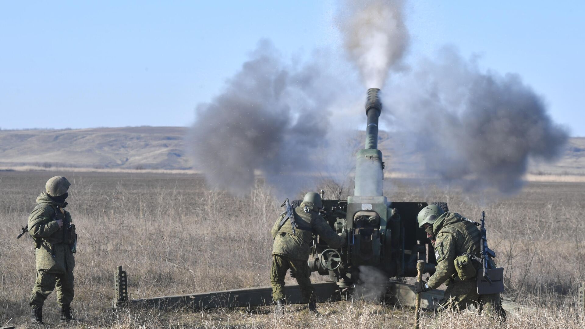 Военнослужащие артиллерийского расчета Вооруженных сил России работают по позициям ВСУ - РИА Новости, 1920, 19.02.2023