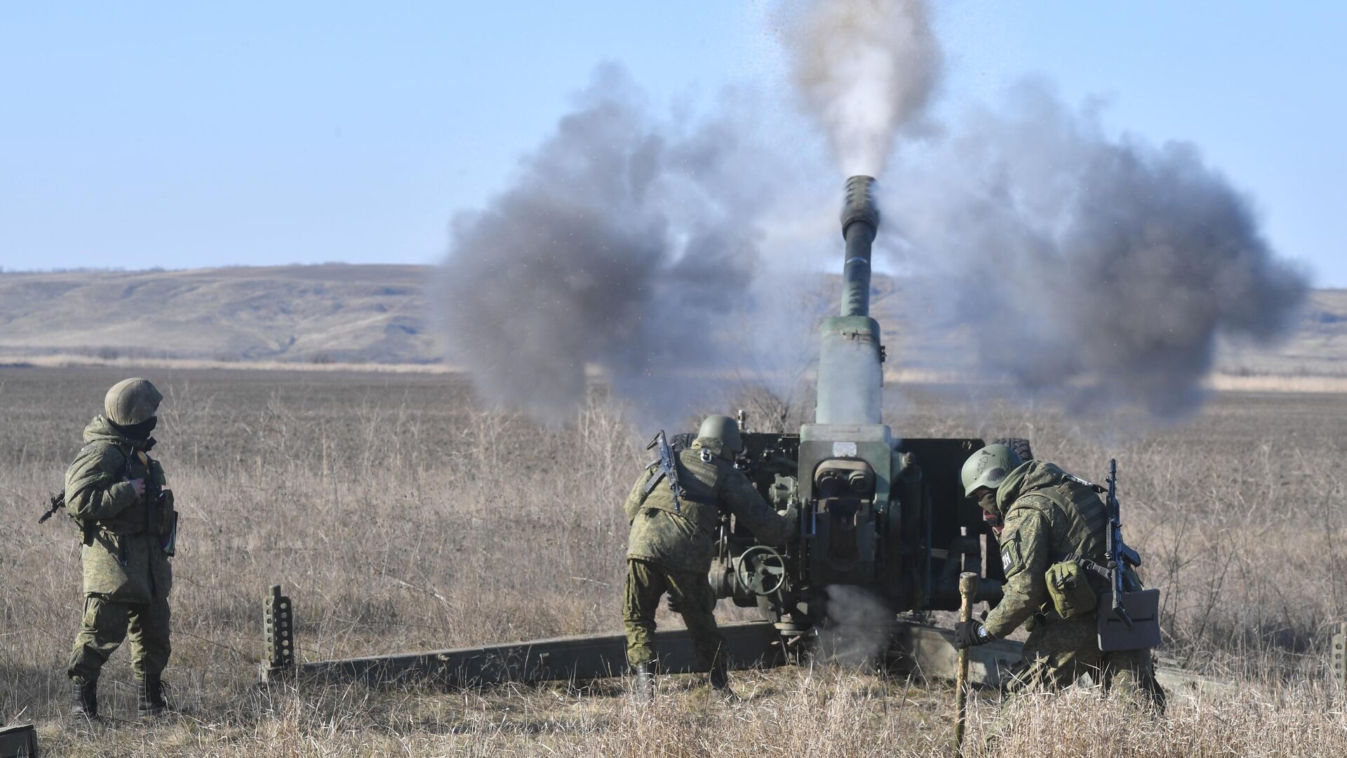 Военнослужащие артиллерийского расчета вооруженных сил РФ работают по позициям ВСУ - РИА Новости, 1920, 21.02.2023