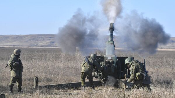 Военнослужащие артиллерийского расчета вооруженных сил РФ работают по позициям ВСУ