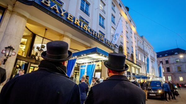 Сотрудники стоят перед отелем Bayerischer Hof в Мюнхене, где проходит Мюнхенская конференция по безопасности