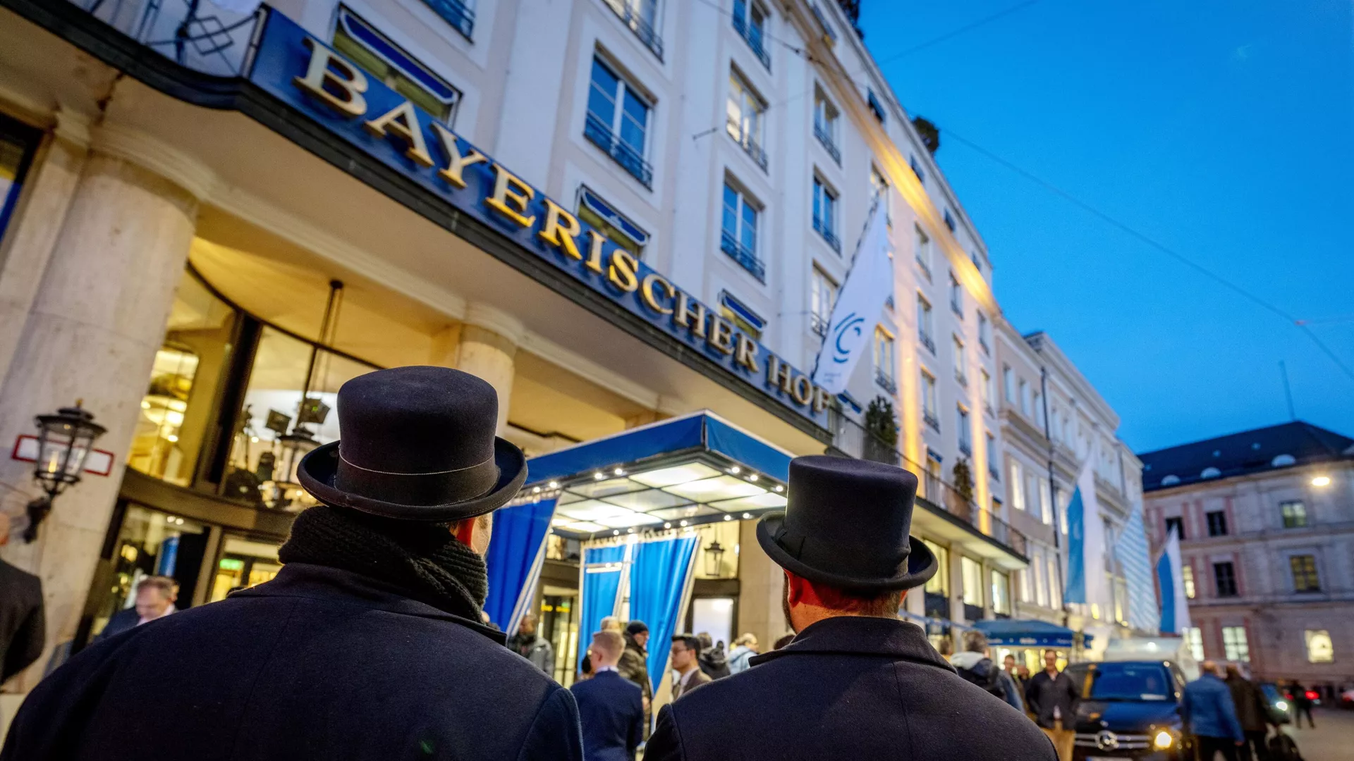 Сотрудники стоят перед отелем Bayerischer Hof в Мюнхене, где проходит Мюнхенская конференция по безопасности Сотрудники стоят перед отелем Bayerischer Hof в Мюнхене, где проходит Мюнхенская конференция по безопасности - РИА Новости, 1920, 19.02.2023