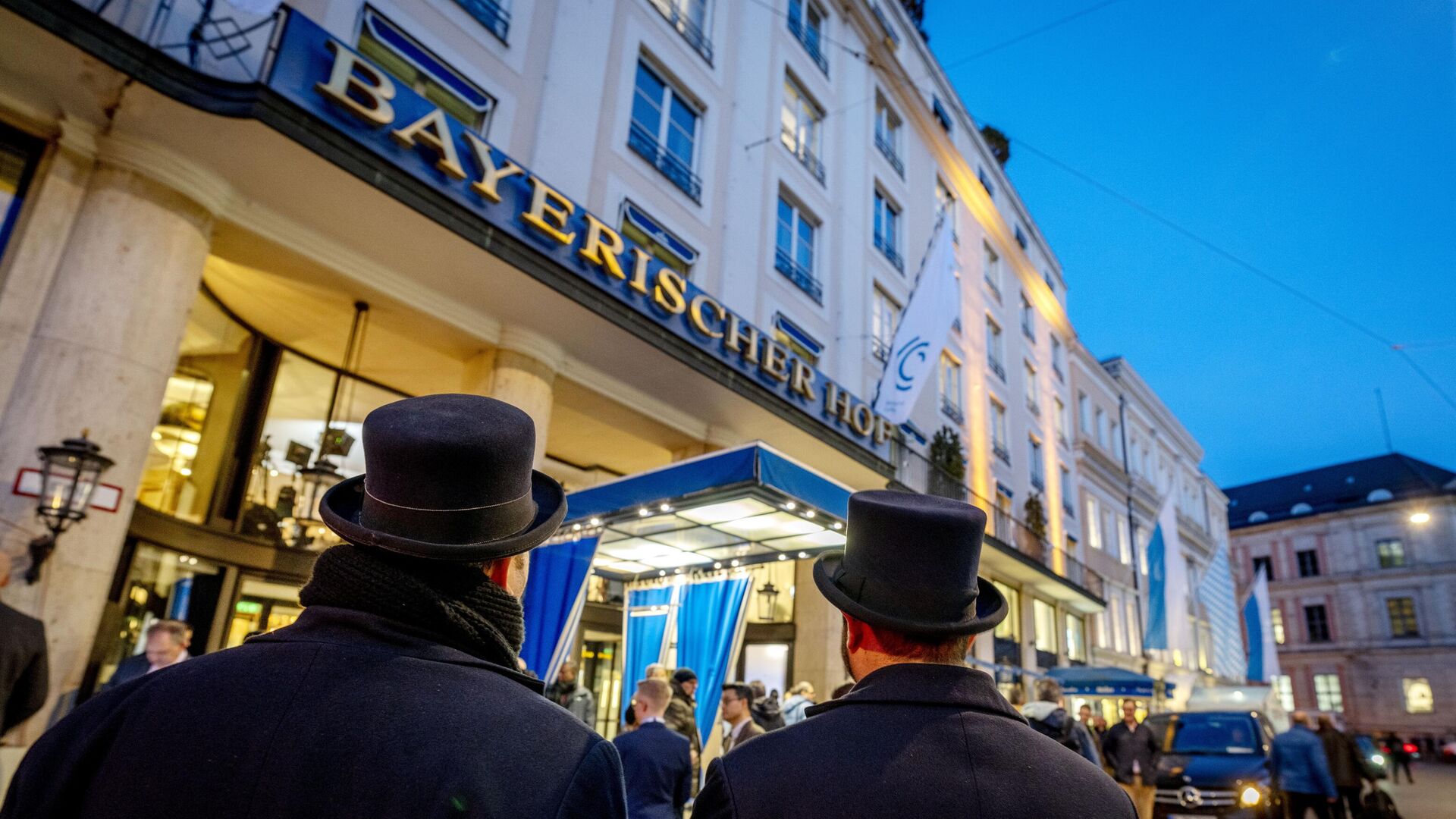 Сотрудники стоят перед отелем Bayerischer Hof в Мюнхене, где проходит Мюнхенская конференция по безопасности - РИА Новости, 1920, 19.02.2023