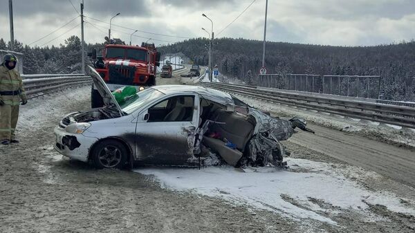На 74 километре федеральной автодороги Байкал в районе села Хужино произошло столкновение автомобиля Тойота Платц и большегруза Мерседес