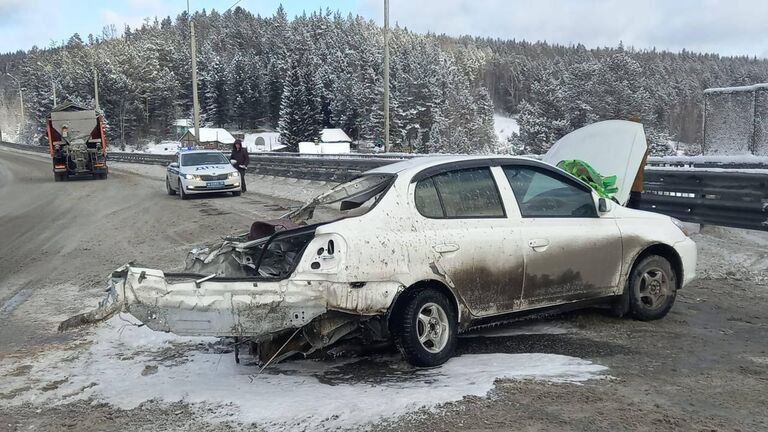 На 74 километре федеральной автодороги Байкал в районе села Хужино произошло столкновение автомобиля Тойота Платц и большегруза Мерседес