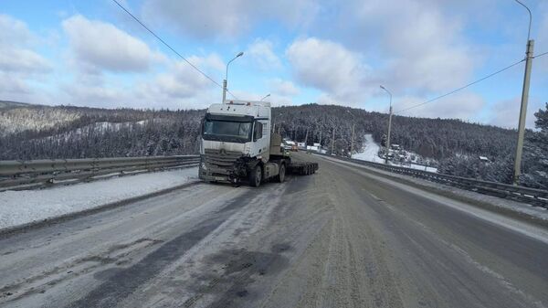 На 74 километре федеральной автодороги Байкал в районе села Хужино произошло столкновение автомобиля Тойота Платц и большегруза Мерседес