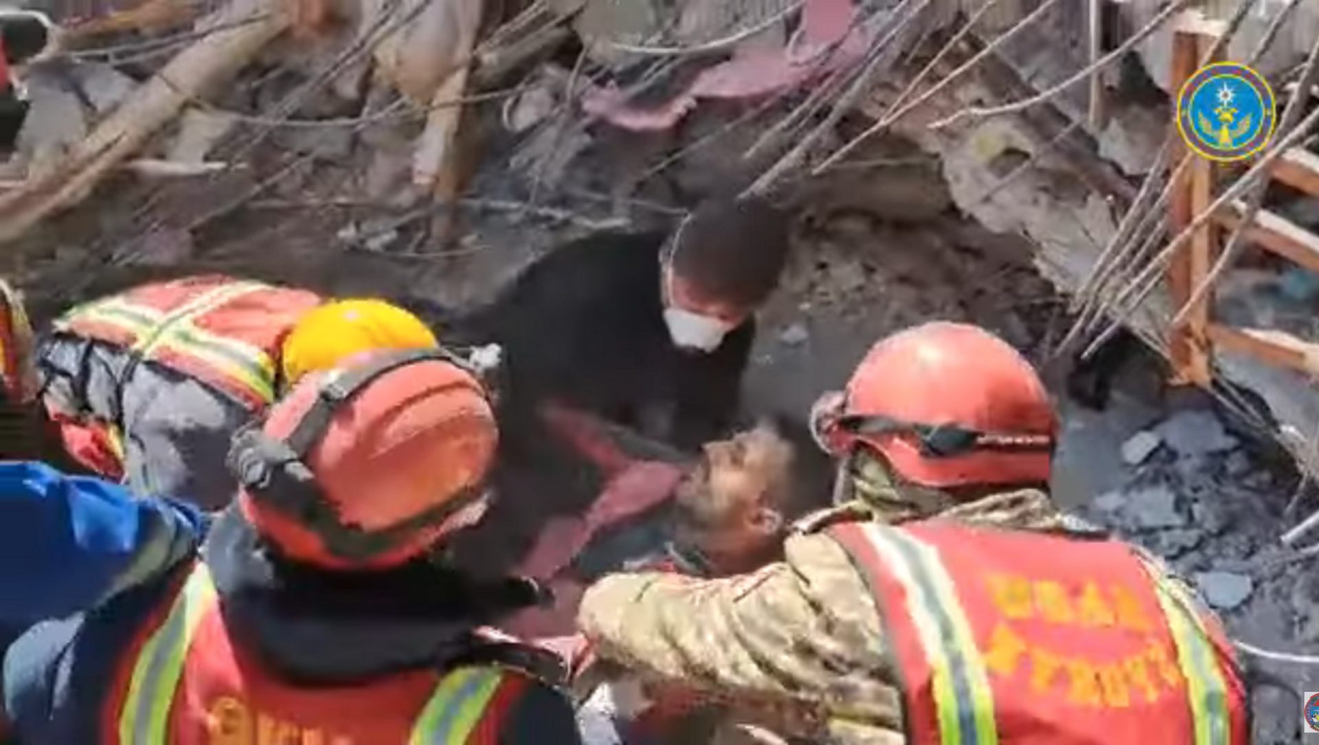 Мужчина спасенный из-под завалов в Турции сотрудниками МЧС Киргизии спустя 13 дней после землетрясения - РИА Новости, 1920, 19.02.2023