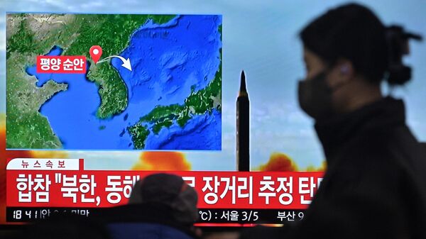 Выпуск новостей с записью испытания северокорейской ракеты на железнодорожной станции в Сеуле