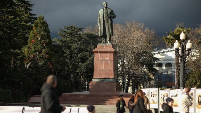 Памятник В. И. Ленину недалеко от набережной в Ялте