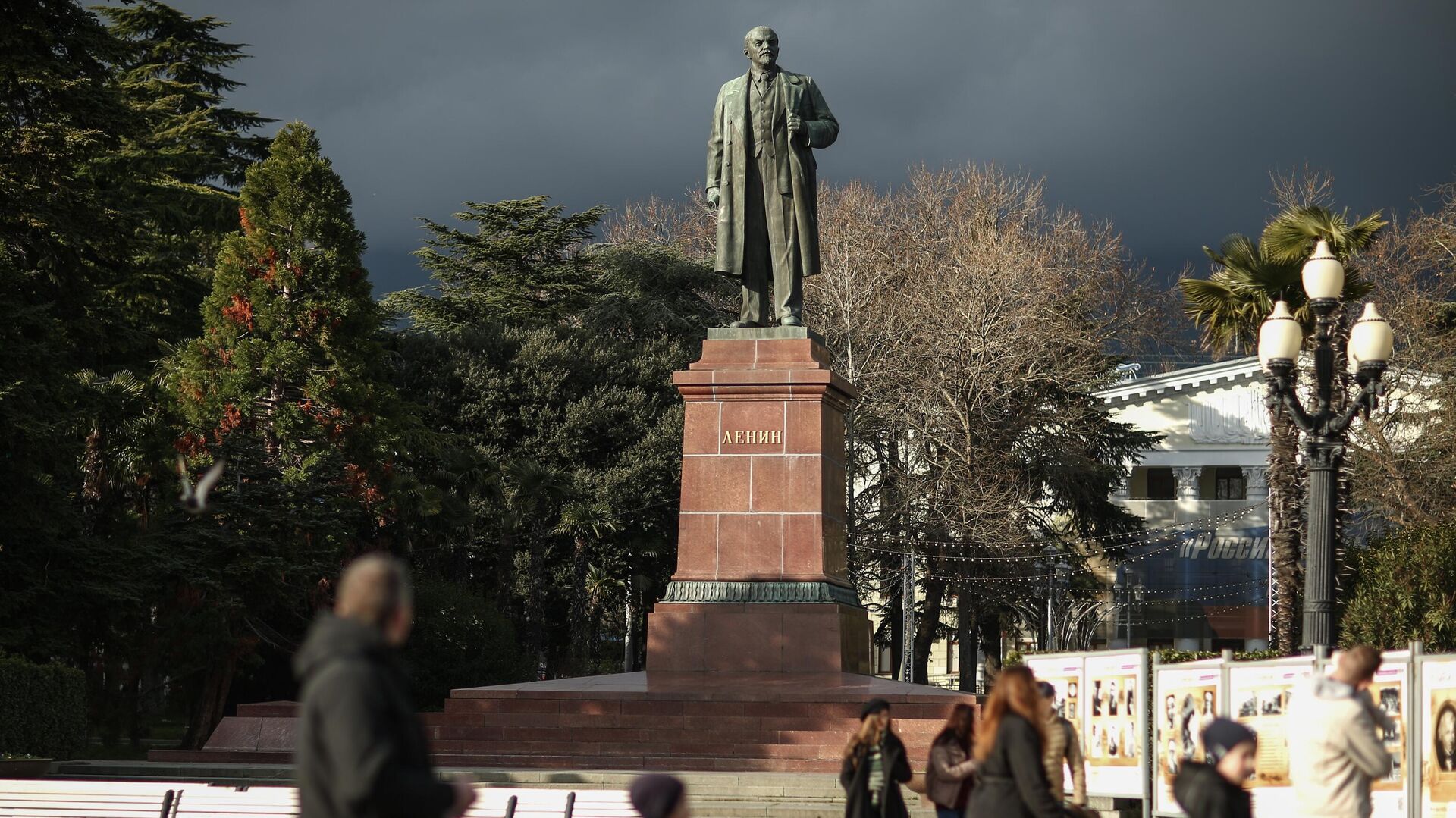 Памятник В. И. Ленину недалеко от набережной в Ялте - РИА Новости, 1920, 06.12.2023